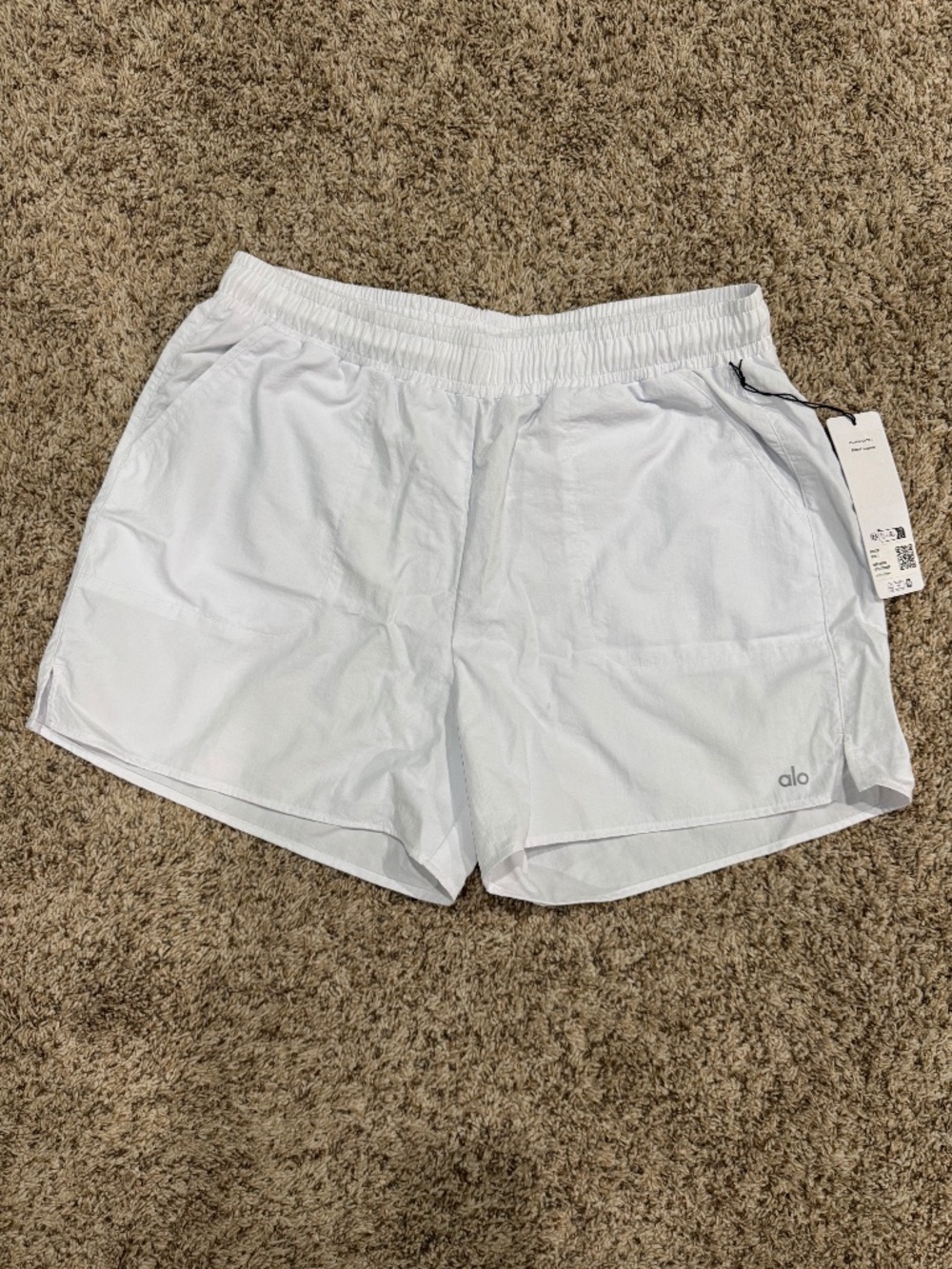 ALO Yoga Alumni Short in white size large - Picture 2 of 5